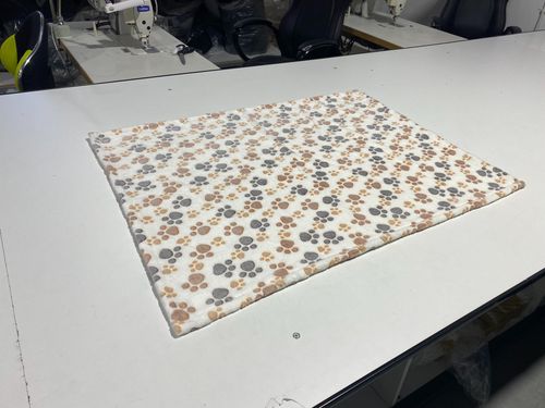 koc polarowy 70x50 cm łapy jasne na Arena.pl