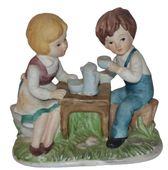 Porcelana biskwit chłopiec i dziewczynka śniadanie