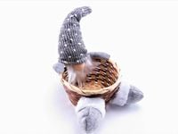 figurka skrzat z koszykiem śr. 27x13 cm