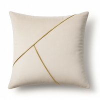 Dekoracyjna poszewka welurowa z złotym wzorem Chic– kremowa 45×45 cm
