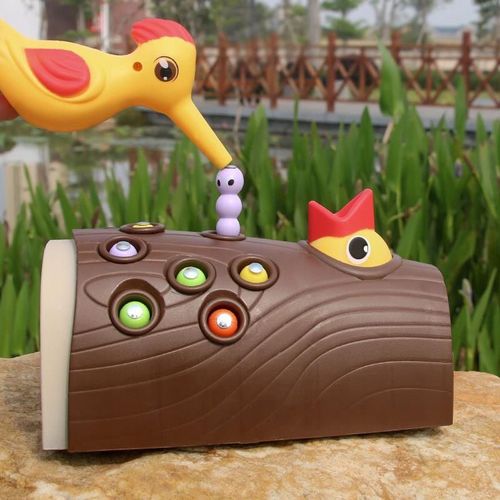 DZIĘCIOŁ ŁAPIE OWADY NR:8304 na Arena.pl