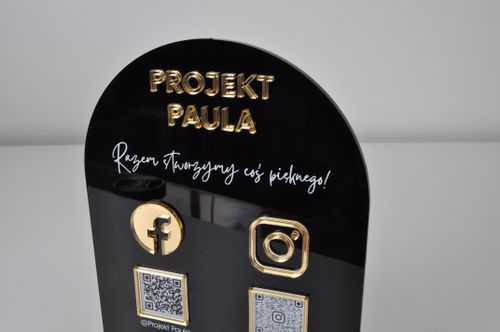 Tabliczka social media z plexi z nadrukiem UV i złotymi elementami na Arena.pl