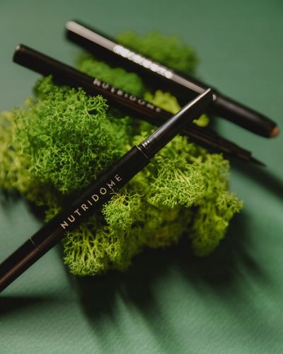 Wosk do brwi Nutridome czarny w kredce EFEKT LAMINACJI na Arena.pl