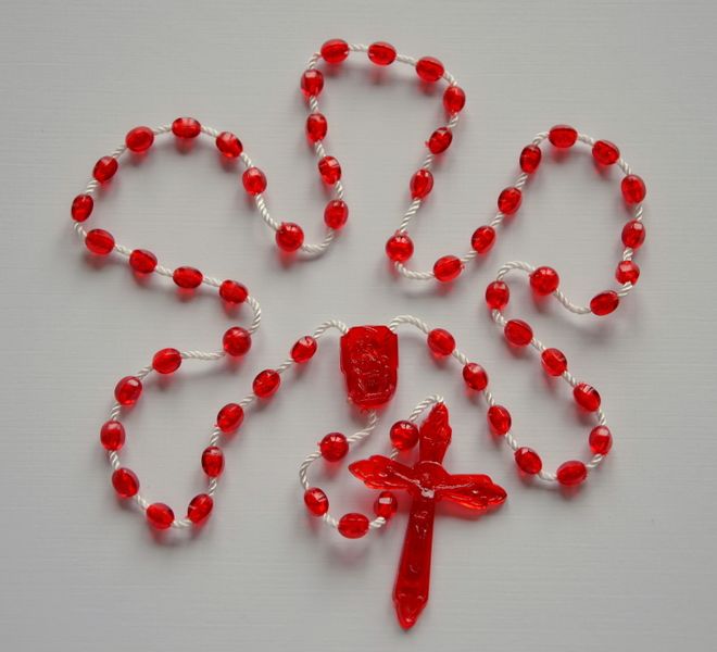 Różaniec na sznurku plastik czerwony zdjęcie 1