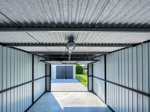 Rząd garaży 28x5,5m 7x bramy uchylne - biały  dach spad w tył  GP489 na Arena.pl