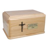 Drewniana urna wykonana z jasnego drewna / Plakietka