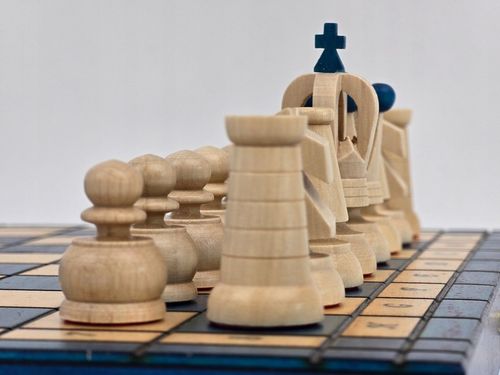 TURKUSOWE Szachy drewniane Królewskie 31x31 we wkładce PRODUCENT na Arena.pl