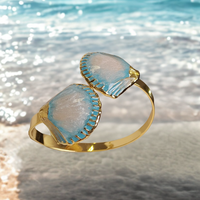 bransoletka z perłowo błękitnymi muszelkami z kolekcji oceanique