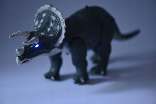 DINOZAUR zdalnie sterowany Triceratops CHODZI RYCZY ŚWIECI INTERAKTYWNY na Arena.pl