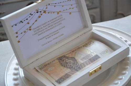 Pudełko na Pieniądze Prezent na 18 urodziny OSIEMNASTKA CZARNE BIAŁE na Arena.pl