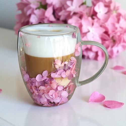 szklanka termiczna z kwiatami w środku, gipsówka hortensje róż na Arena.pl