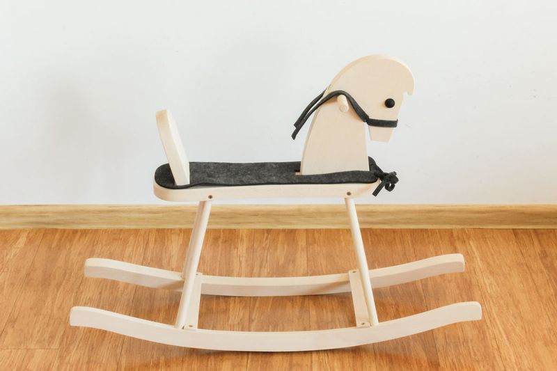 Drewniany konik na biegunach, naturalny z siodełkiem zdjęcie 2