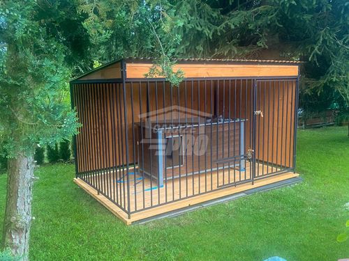 Kojec dla psów 4x2m furtka ściany zabudowane drewniana podłoga GP634 na Arena.pl
