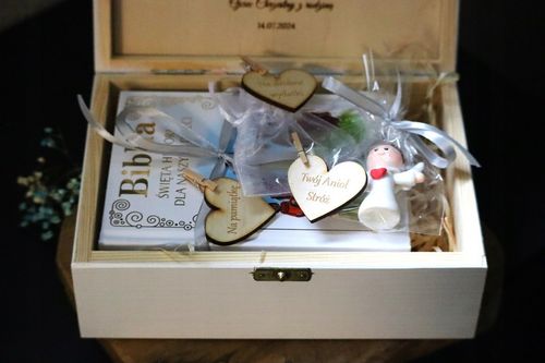 PREZENT NA CHRZEST ŚWIĘTY Pamiątka Chrztu Świętego BIAŁE PUDEŁKO Z BIBLIĄ na Arena.pl