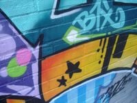 FOTOTAPETA GRAFFITI MUR RYSUNKI NIEBIESKI FIOLET