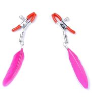 Klamerki z różowymi piórkami na sutki