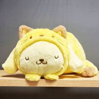 Maskotka pluszak Pompompurin przebrana za leżącego kotka 35cm