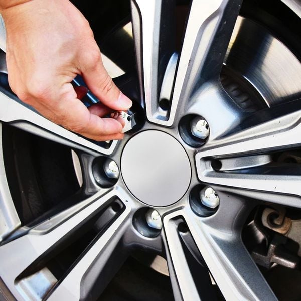 NAKŁADKI NA ŚRUBY CHROM FI 17MM zdjęcie 2