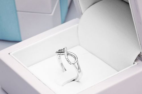 Złoty pierścionek PBD3907 - Diament na Arena.pl