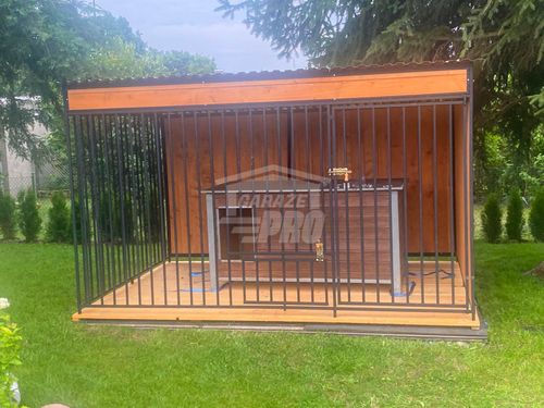 Kojec dla psów 4x2m furtka ściany zabudowane drewniana podłoga GP634 na Arena.pl