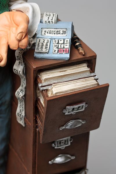 FIGURKA KSIĘGOWY  - Guilermo Forchino (FO85536) zdjęcie 6