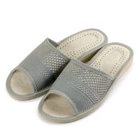 Modne klapki na lato szare