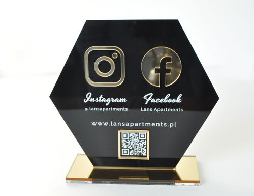 Czarna statuetka z plexi z nadrukiem UV i złotymi elementami na Arena.pl