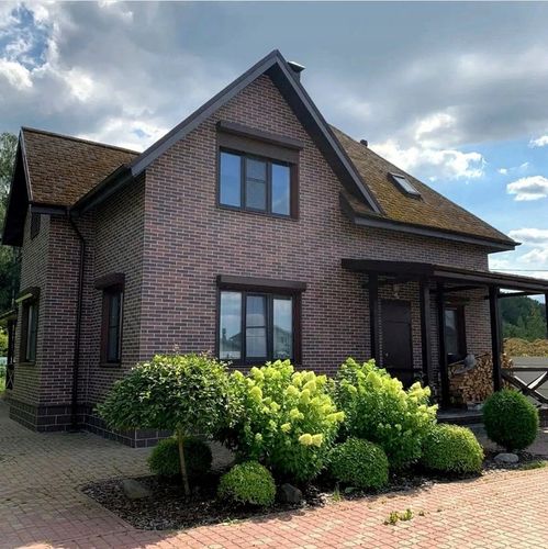 Próbki kolorystyczne cegieł AMK na siatce na Arena.pl