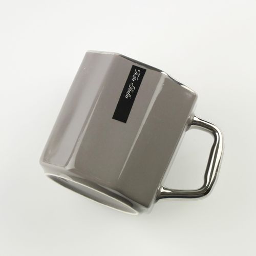 PORCELANOWY KUBEK NA KAWĘ HERBATĘ CIEMNY SZARY Z SREBRNYM UCHEM 370 ML na Arena.pl