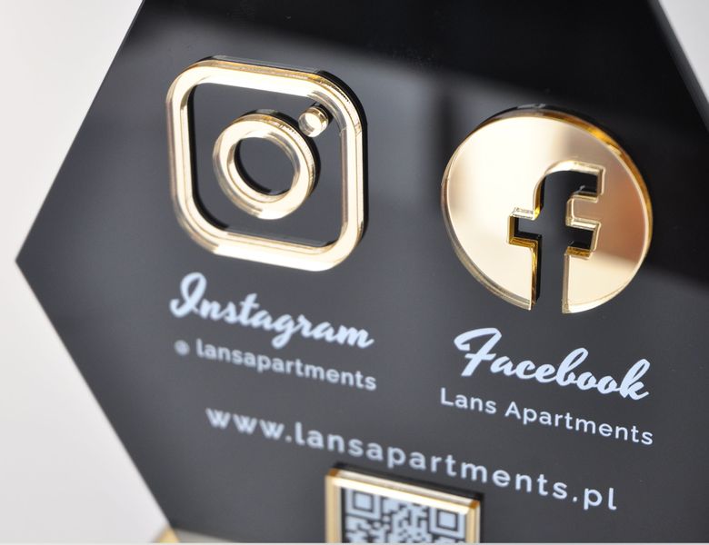 Czarna statuetka z plexi z nadrukiem UV i złotymi elementami zdjęcie 6