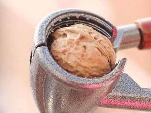 Dziadek do orzechów z otwieraczem do wina na Arena.pl