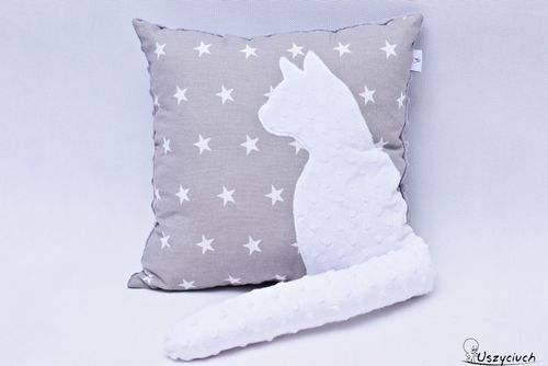 Poduszka kot z ogonem 3D biały kot w gwiazdach na Arena.pl