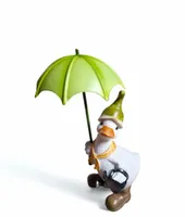 FIGURKA OZDOBA - GĘŚ GĄSKA Z PARASOLKA I KONEWKĄ