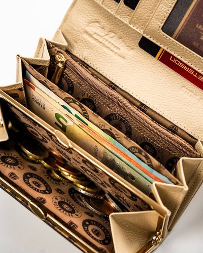 klasyczny, elegancki portfel damski w beżowym kolorze mieszczący dowód na Arena.pl