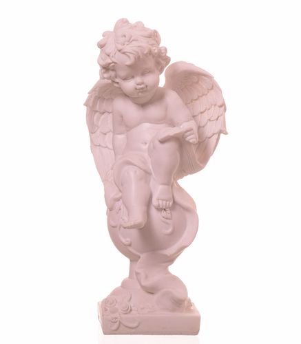 Aniołek siedzący na kuli na Arena.pl