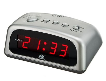 XONIX 1228 Mały budzik kwarcowy, zasilany sieciowo, alarm, funkcja drzemki, szerokość ok. 12 cm