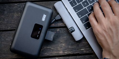 Ładowarka dwukanałowa Newell LCD z funkcją power banku i czytnikiem kart na Arena.pl