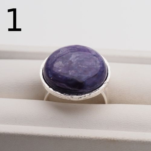 Pierścionek regulowany z okrągłym Czaroitem w srebrze młotkowanym 2 na Arena.pl