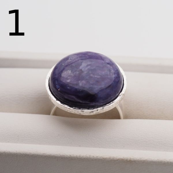 Pierścionek regulowany z okrągłym Czaroitem w srebrze młotkowanym 2 zdjęcie 3