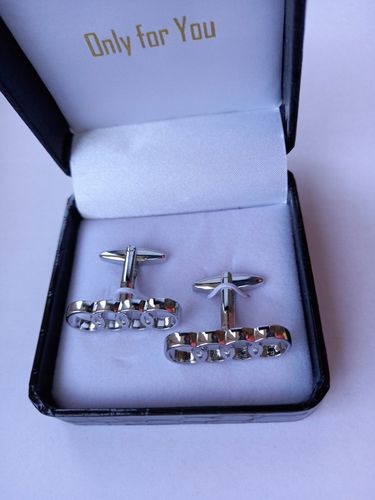 Ekskluzywne spinki do mankietów koszuli Audi na Arena.pl