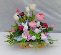 Stroik wielkanocny z zajączkiem – drewniana skrzyneczka 55 cm