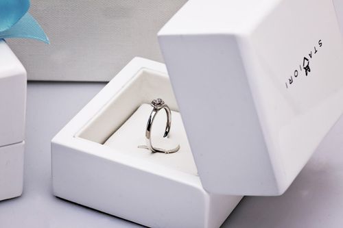 Złoty pierścionek PBD3748W - Diament na Arena.pl