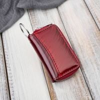 skórzane etui na klucze czerwone lakierowane z motywem roślinnym