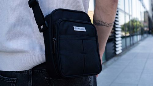 Saszetka męska na ramię mała torba sportowa do pracy czarna lekka na Arena.pl