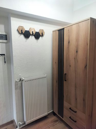 Wieszak ścienny do przedpokoju na ubrania na sciane drewniany Hexagon na Arena.pl