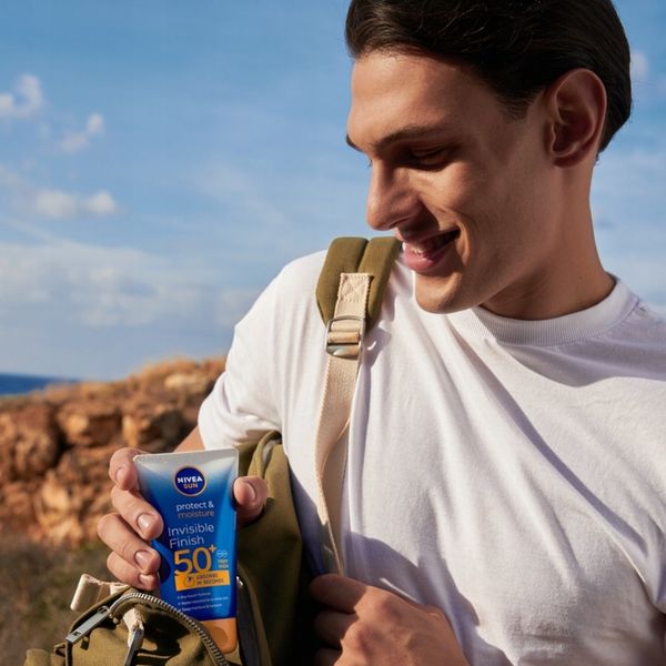 NIVEA SUN Protect & Moisture Invisible Finish balsam do opalania zdjęcie 3