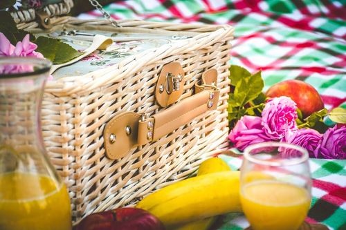 Kosz piknikowy z wikliny termotorba sztućce dla 2 osób praktyczny prezent na Arena.pl