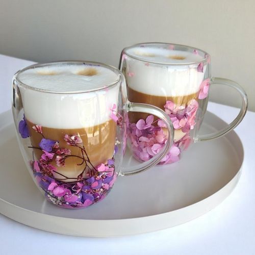 szklanka termiczna z kwiatami w środku, gipsówka hortensje róż na Arena.pl