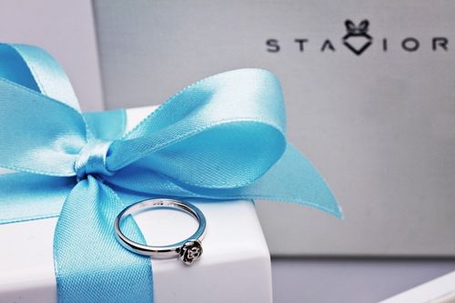 Złoty pierścionek PBD3748W - Diament na Arena.pl