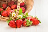 FOTOTAPETA kuchenna OWOCE TRUSKAWKI KOSZYK DREWNO